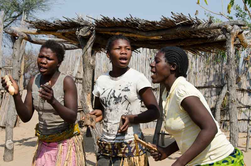 49 - Namibia - poblado Kavango - mujeres Kavango cantando